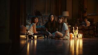 Veronica and her siblings perform a seance in "Veronica"